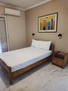 een bed in een kamer met bij Niriton Pension in Nydri