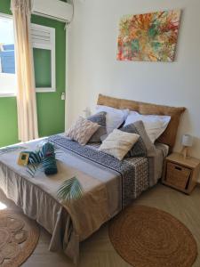 ein großes Bett in einem Zimmer mit in der Unterkunft Gîte L'instant Cocooning in Baie-Mahault