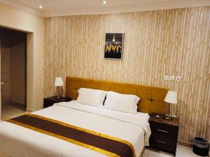 1 dormitorio con 1 cama grande en una habitación de hotel en شقة الفخامة en Yeda