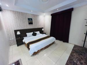 1 dormitorio con 1 cama grande en una habitación en شقة الفخامة en Yeda