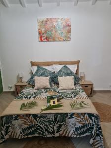 拜马欧Gîte L'instant Cocooning的卧室里有一张床，墙上挂着一幅画