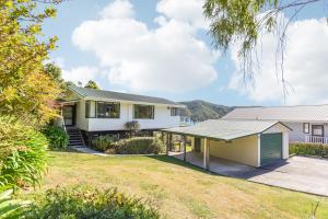 una imagen de una casa con un patio en Finlay Waterfront - Waikawa Holiday Home, en Picton