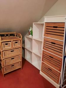 una stanza con alcuni scaffali e alcuni cestini e cassetti di Casa Maria a Weingarten