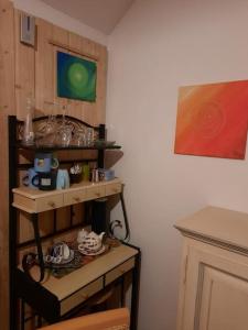 um quarto com uma prateleira de madeira com copos e pratos em Casa Maria em Weingarten