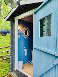 uma casa azul com uma sanita em Fabulous Villa with beautiful lake views em Huutotöyry