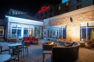 Hilton Garden Inn Great Falls tesisinde bir restoran veya yemek mekanı