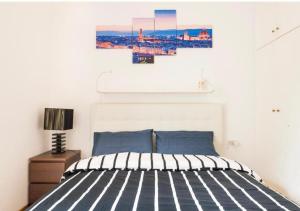 ein Schlafzimmer mit einem Bett und zwei Gemälden an der Wand in der Unterkunft Appartamento76 in Florenz