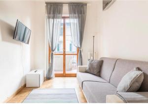 ein Wohnzimmer mit einem Sofa und einem Fenster in der Unterkunft Appartamento76 in Florenz