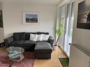 a living room with a couch and a table at barrierefreie Ferienwohnung am Lübecker Hof in Stockelsdorf