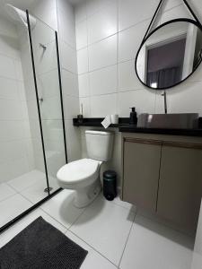 ein Bad mit einem WC, einer Dusche und einem Spiegel in der Unterkunft Laguna Airbnb 1706B in São Paulo