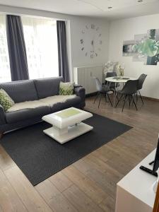 - un salon avec un canapé et une table dans l'établissement Bürgemeister Apartment, à Augsbourg