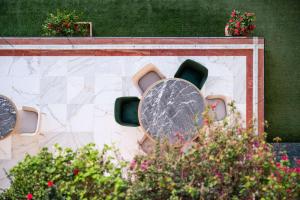 盧克索的住宿－索尼斯塔聖喬治酒店- 會議中心，坐在地面上一些花朵旁边的交通灯