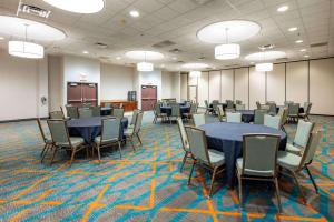 uma sala de conferências com mesas e cadeiras em Pear Tree Inn St. Louis Near Union Station em Saint Louis