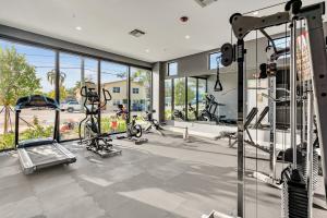 Palestra o centro fitness di Ocean Wave Deluxe Brand New Apartments
