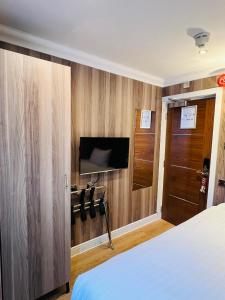 TV a/nebo společenská místnost v ubytování Cheshire Hotel Central London