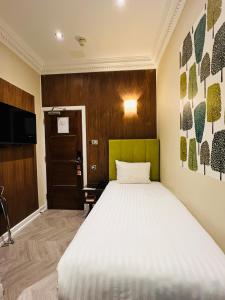 Postel nebo postele na pokoji v ubytování Cheshire Hotel Central London