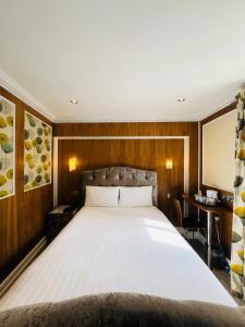 Postel nebo postele na pokoji v ubytování Cheshire Hotel Central London