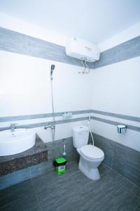 a bathroom with a white toilet and a sink at KenPiB Homestay - NGUYÊN CĂN, đậu nhiều ô tô in Hue