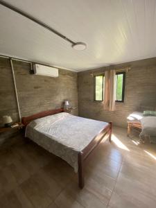ein Schlafzimmer mit einem Bett in einem Zimmer in der Unterkunft La Luisa in Termas del Daymán