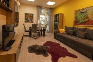 un soggiorno con divano e tavolo di ArtE Vitosha Blvd a Sofia