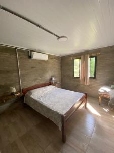 um quarto com uma cama num quarto em La Luisa em Termas del Daymán