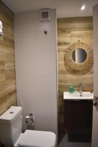 uma casa de banho com um WC branco e um lavatório. em Hermoso apartamento a 150 metros de la rambla em Montevidéu