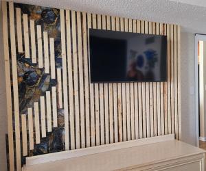 Televiisor ja/või meelelahutuskeskus majutusasutuses Ocean Front, Private Balconies