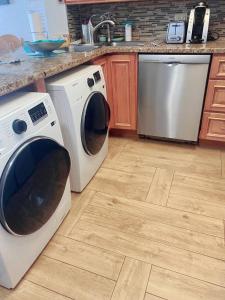 een keuken met een wasmachine en een vaatwasser bij Ocean Front, Private Balconies in Myrtle Beach