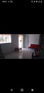 um quarto com dois bancos vermelhos num quarto em DC residencial em Tibau