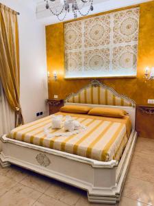 um quarto com uma cama grande num quarto em Casa belvedere luxury em Anzio