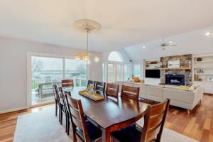 comedor y sala de estar con mesa y sillas en Pleasants View, en Bumpass