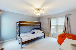 1 dormitorio con 1 cama y ventilador de techo en Pleasants View, en Bumpass