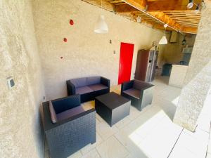 una vista aérea de una habitación con sillas y mesas en Villa Coccinella, en Les Omergues 3 fotos más