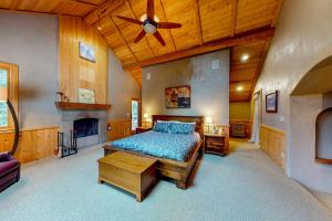 a bedroom with a bed and a ceiling fan at Eureka Lodge in Sagle