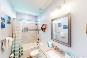 ein Badezimmer mit Dusche, Toilette und Waschbecken in der Unterkunft Turtle Beach Retreat in Panama City Beach + 24 Fotos