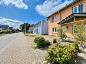 una casa sul lato di una strada di Ferienwohnung1 in der Villa Westwind a Thiessow