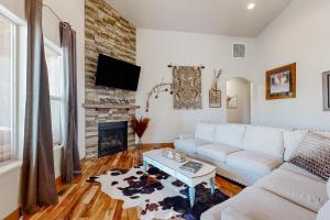 - un salon avec un canapé blanc et une cheminée dans l'établissement Mountainview Haven Retreat, à Montrose
