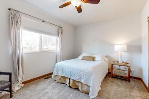 - une chambre blanche avec un lit et une fenêtre dans l'établissement Mountainview Haven Retreat, à Montrose