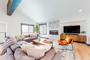 Una sala de estar con un sofá y un televisor. en Mountain Majesty, en Truckee