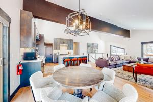 Una cocina y una sala de estar con mesa y sillas. en Mountain Majesty, en Truckee