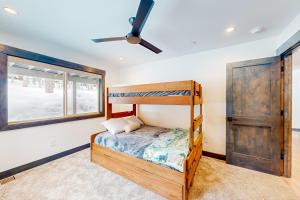 Un dormitorio con una litera y una ventana. en Mountain Majesty, en Truckee 33 fotos más