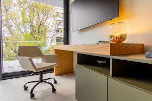 Capitalia - Luxury Apartments - Polanco - Alejandro Dumas في مدينة ميكسيكو: مكتب مع كرسي في غرفة مع نافذة