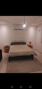 En eller flere senger på et rom på Alfarooq Airport Road - Furnished Villa