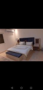 En eller flere senger på et rom på Alfarooq Airport Road - Furnished Villa