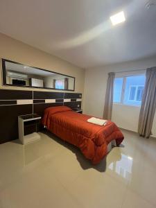 una camera con un letto e un grande specchio di Select Inn a Río Grande
