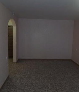 een lege kamer met een witte muur en een open deur bij Apartment big home in La Ricamarie