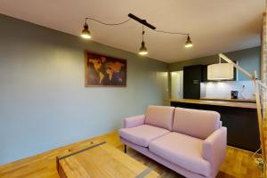 salon z różową kanapą i stołem w obiekcie LOVE ROOM with jacuzzi and beautiful terrace w Tuluzie