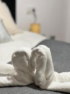 two towels shaped like hearts sitting on a table at Mi pisito en el Temple in A Coruña