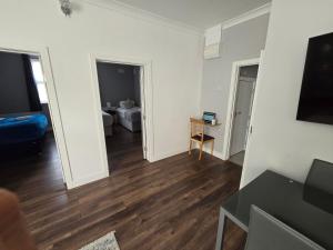 Televiisor ja/või meelelahutuskeskus majutusasutuses 2 Bed Town Centre Nr Theatre Free Park Wi-Fi & garden
