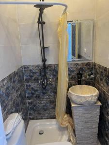 ein Badezimmer mit einer Badewanne, einem WC und einem Waschbecken in der Unterkunft dream pyramids view in Kairo